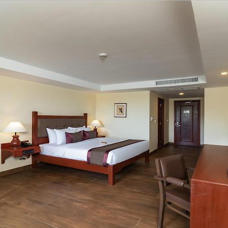 Hotel De La Renaissance Siem Reap Bagian luar foto
