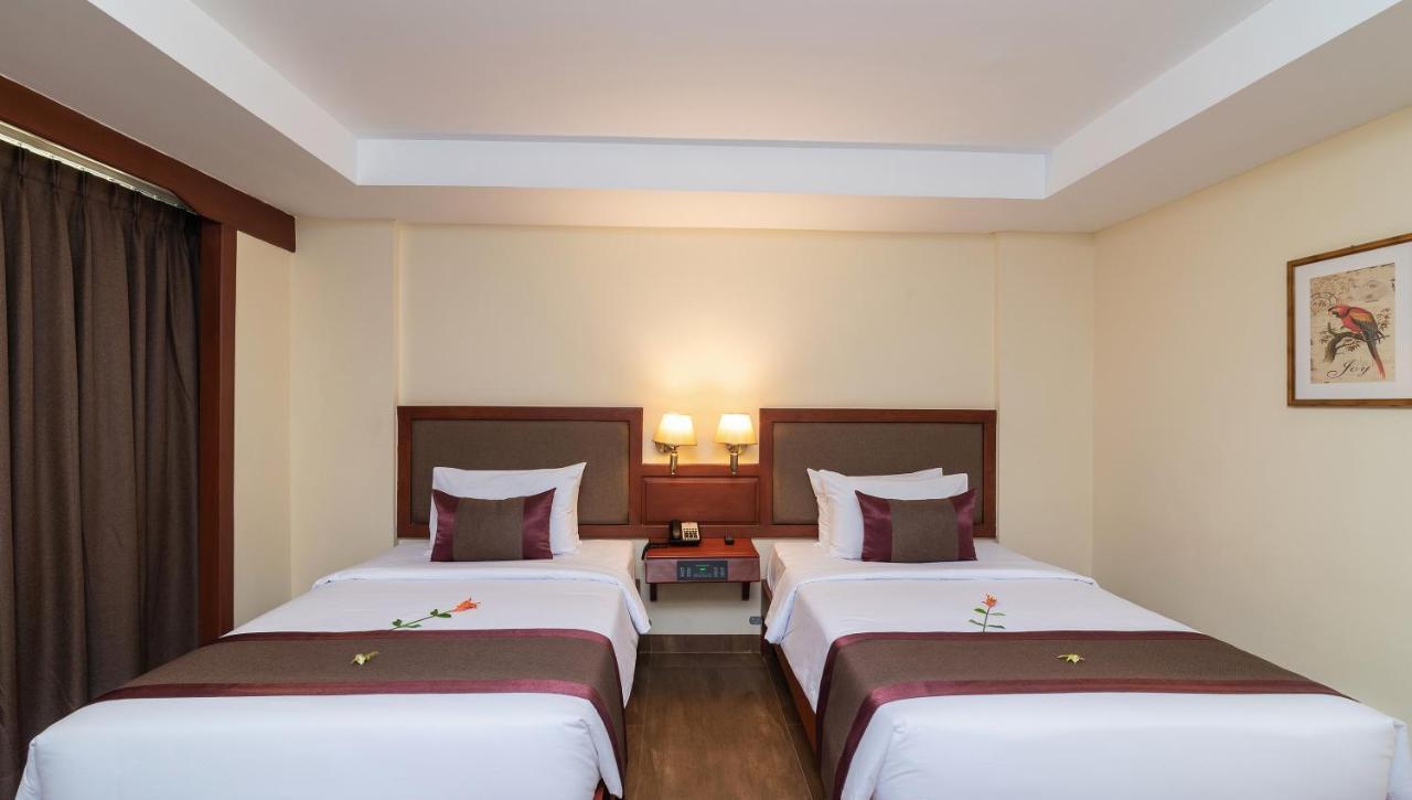Hotel De La Renaissance Siem Reap Bagian luar foto