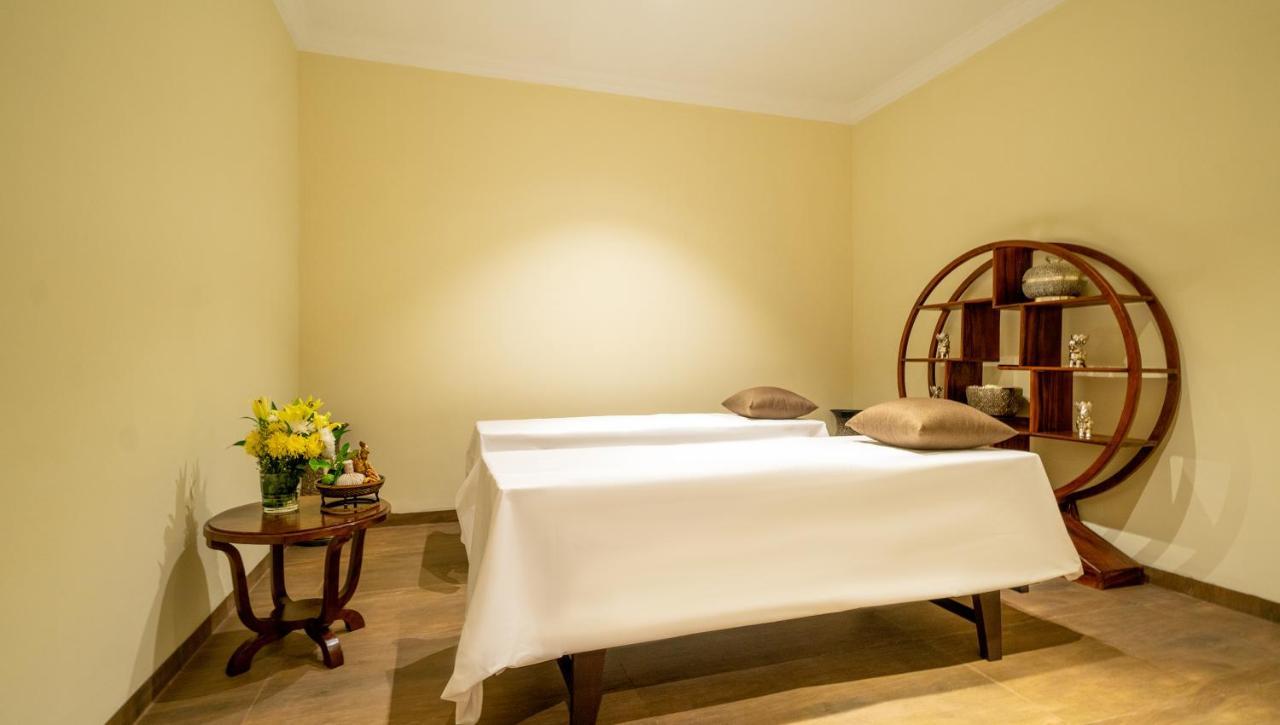 Hotel De La Renaissance Siem Reap Bagian luar foto
