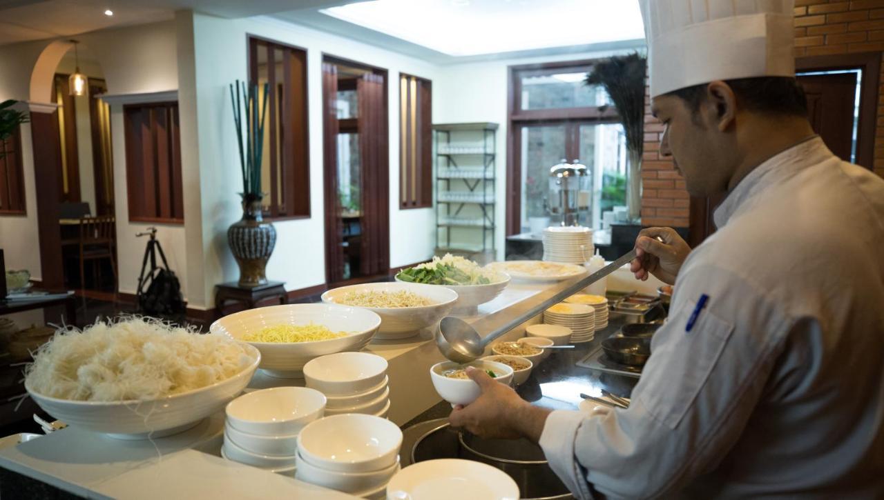 Hotel De La Renaissance Siem Reap Bagian luar foto