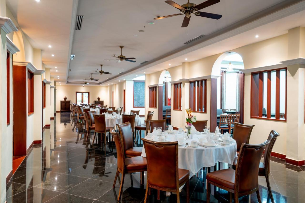 Hotel De La Renaissance Siem Reap Bagian luar foto