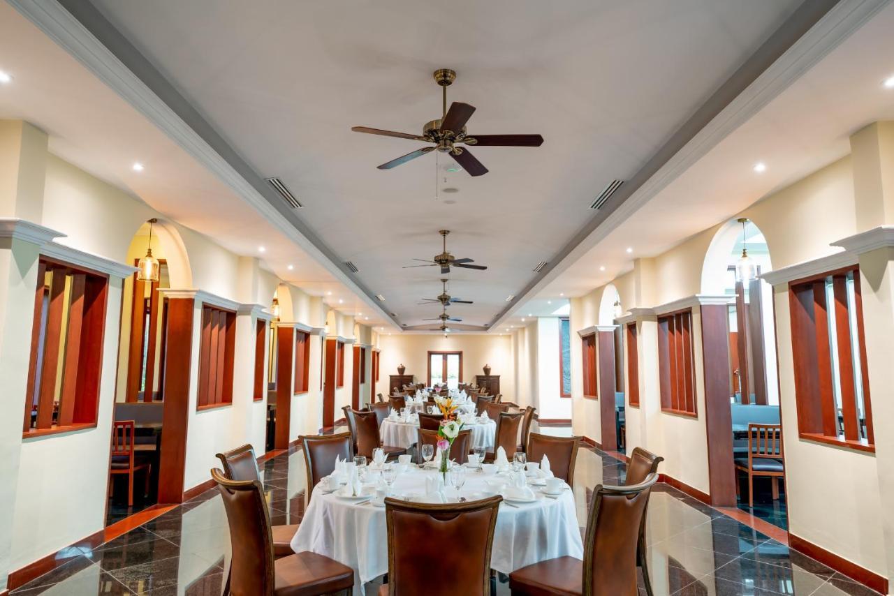 Hotel De La Renaissance Siem Reap Bagian luar foto