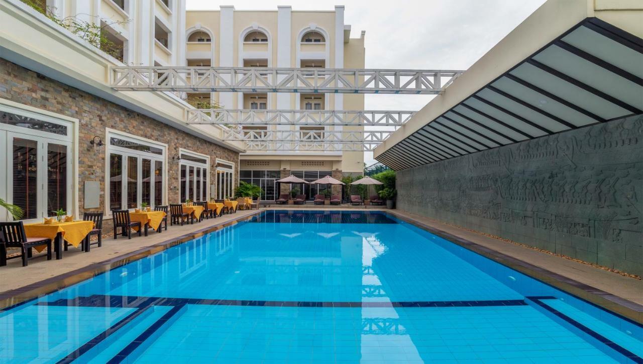 Hotel De La Renaissance Siem Reap Bagian luar foto
