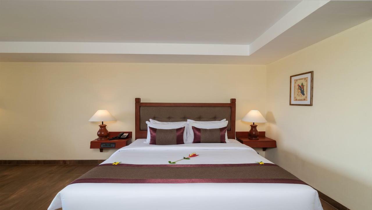 Hotel De La Renaissance Siem Reap Bagian luar foto