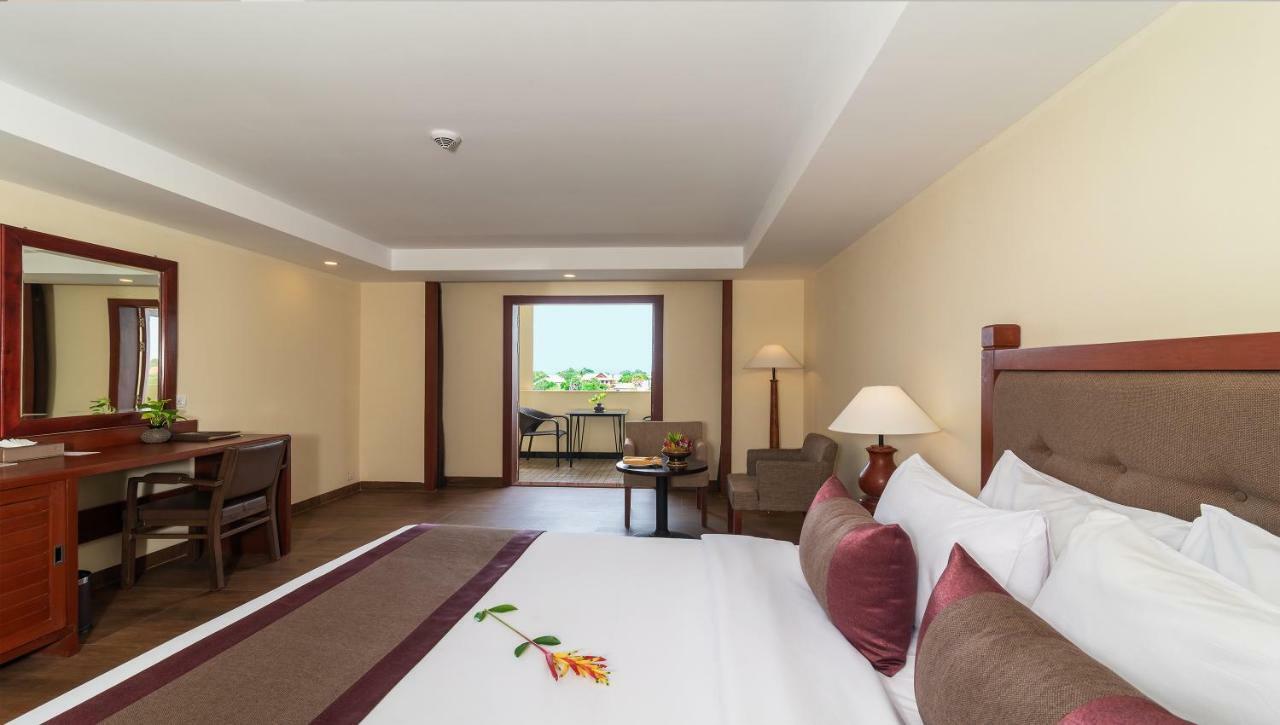 Hotel De La Renaissance Siem Reap Bagian luar foto