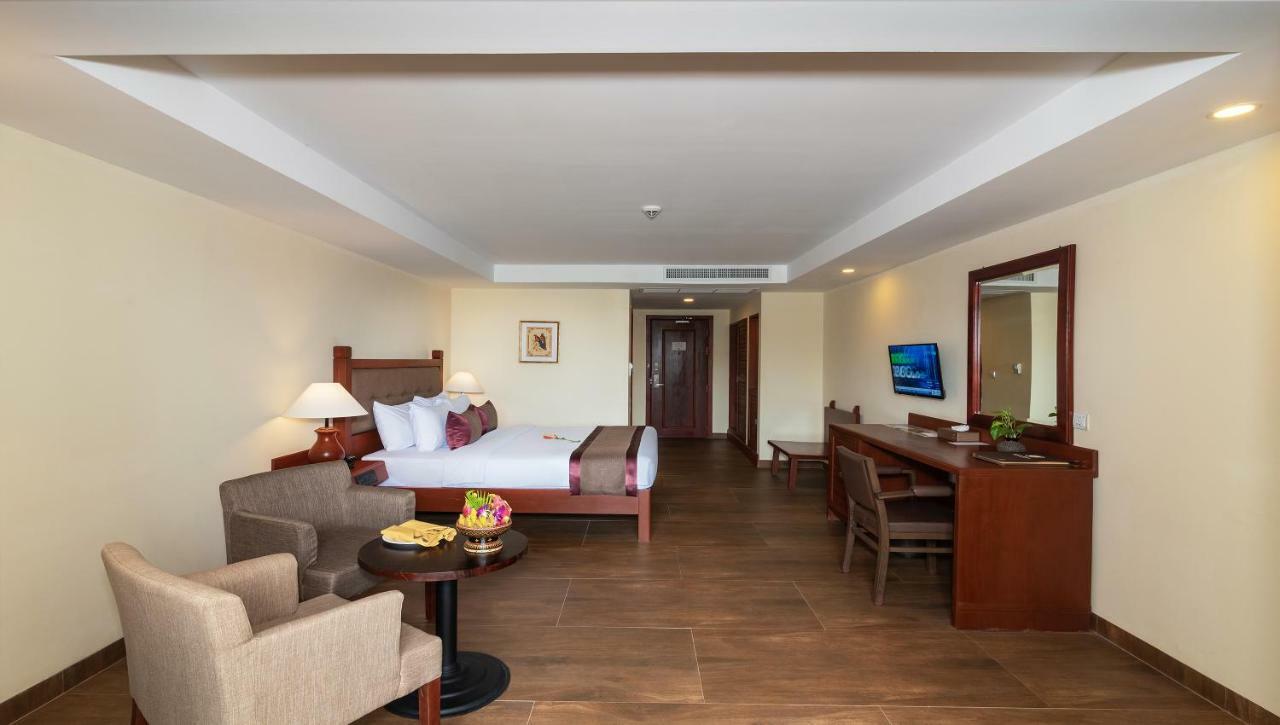Hotel De La Renaissance Siem Reap Bagian luar foto