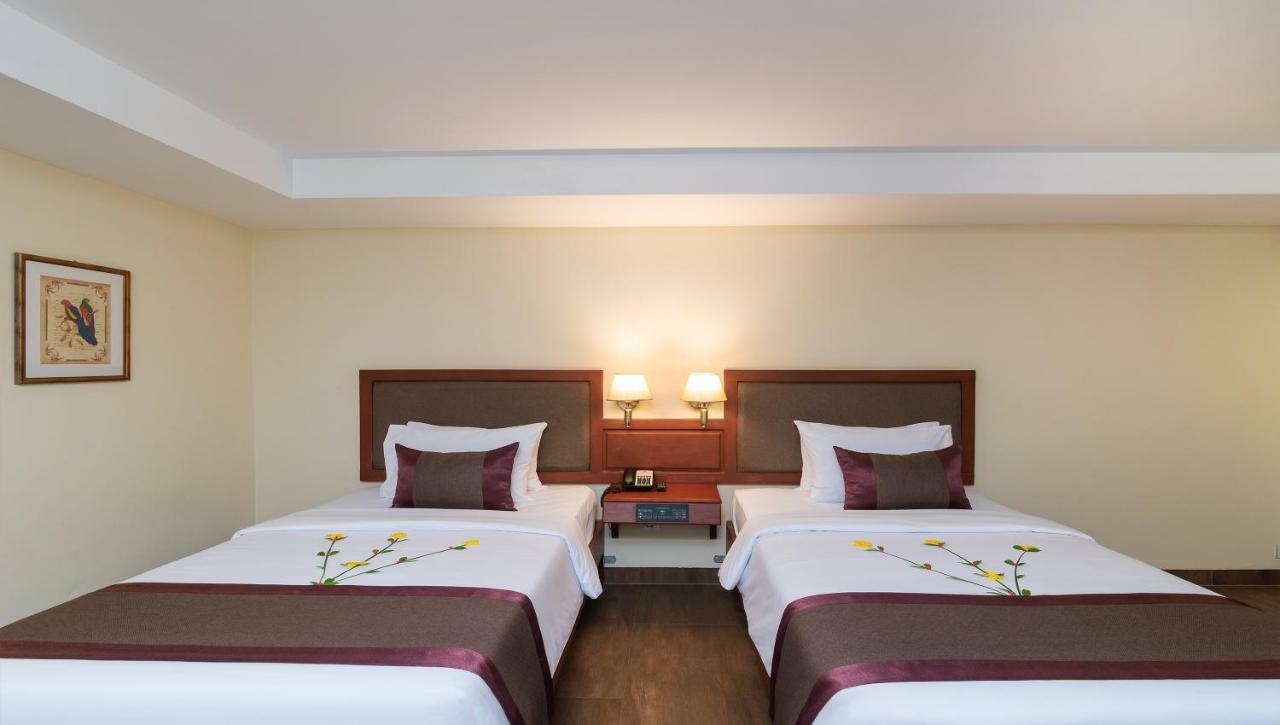 Hotel De La Renaissance Siem Reap Bagian luar foto