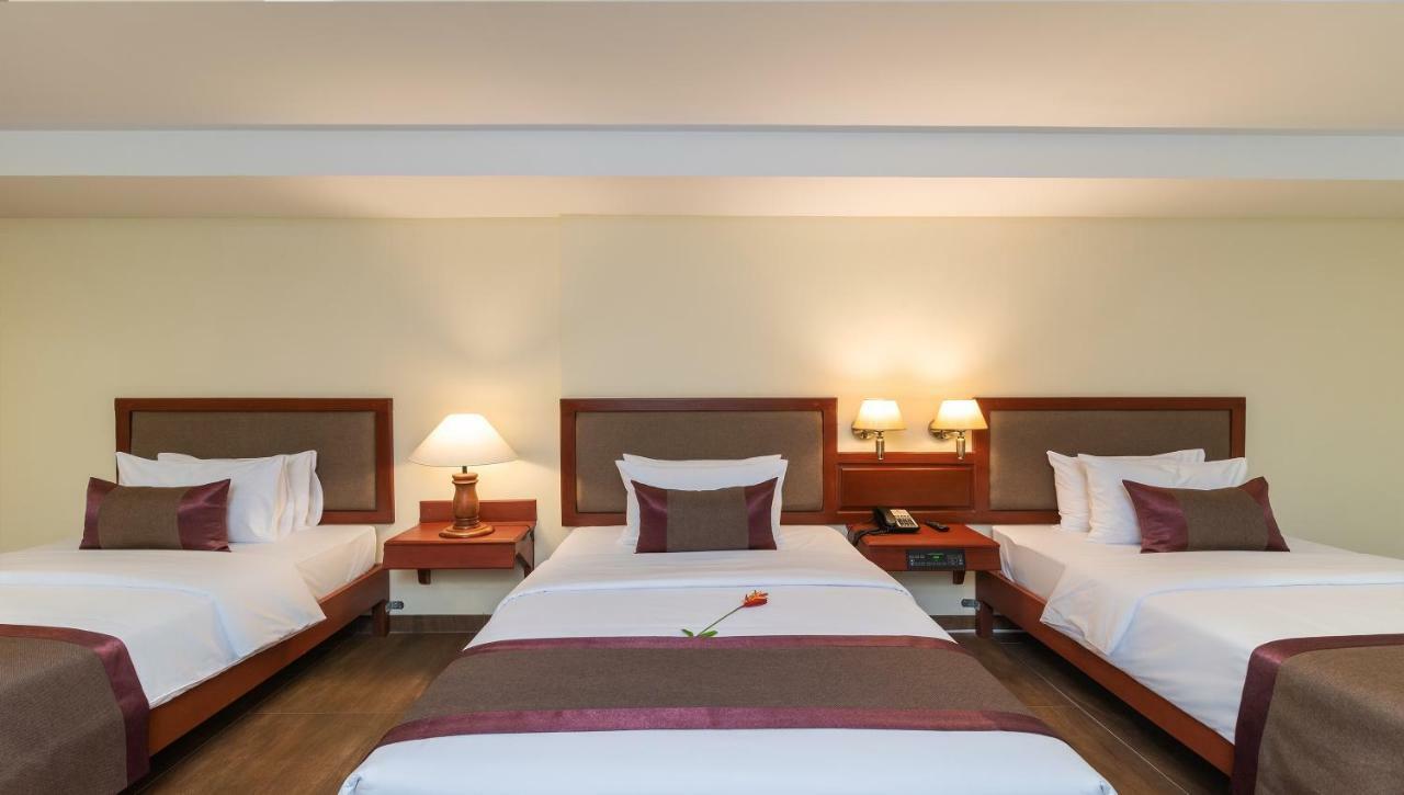 Hotel De La Renaissance Siem Reap Bagian luar foto